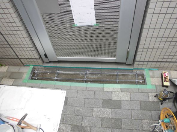 止水板の施工前（非常階段・インターロッキング撤去）