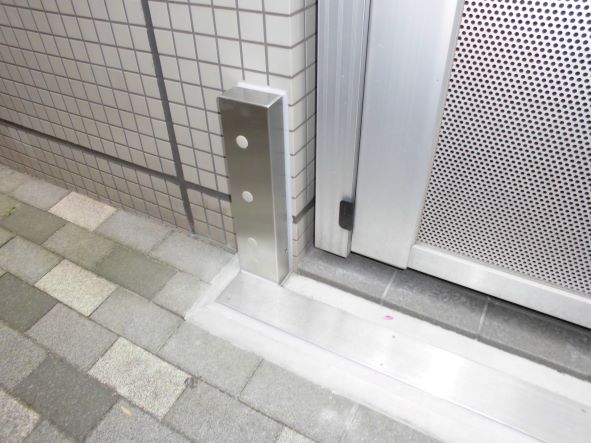 止水板の施工例（非常階段・柱設置）