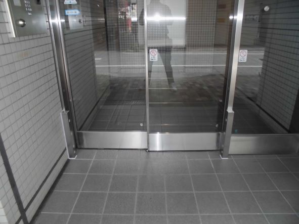 止水板の施工例（サブエントランス・柱設置）