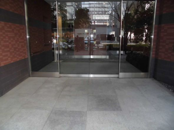 止水板の施工前（メインエントランス・正面）