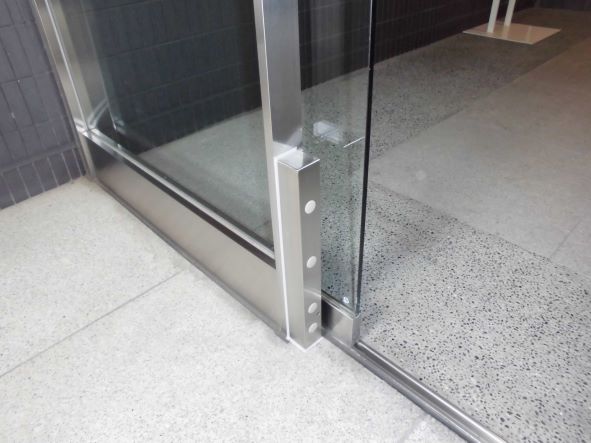 止水板の施工例（メインエントランス・柱設置）